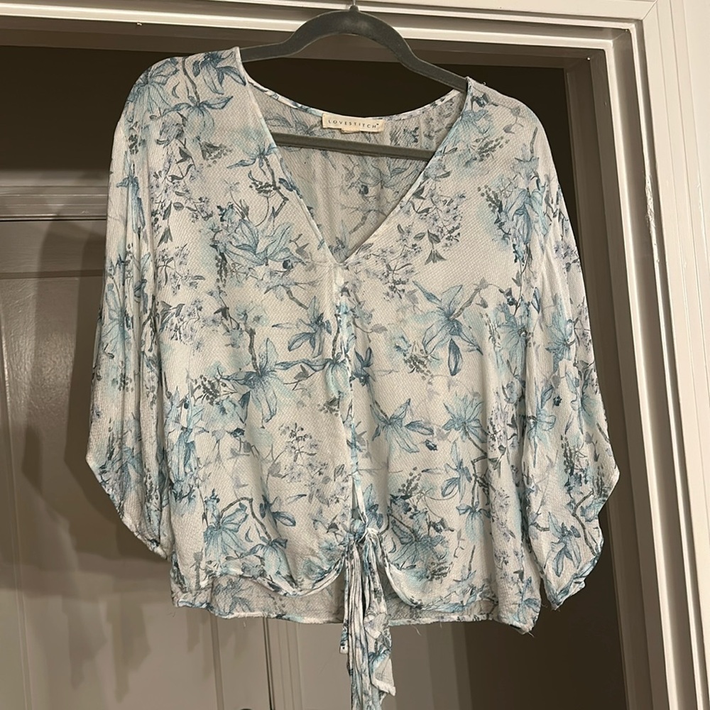 V neck floral lightweight top! Fits all sizes